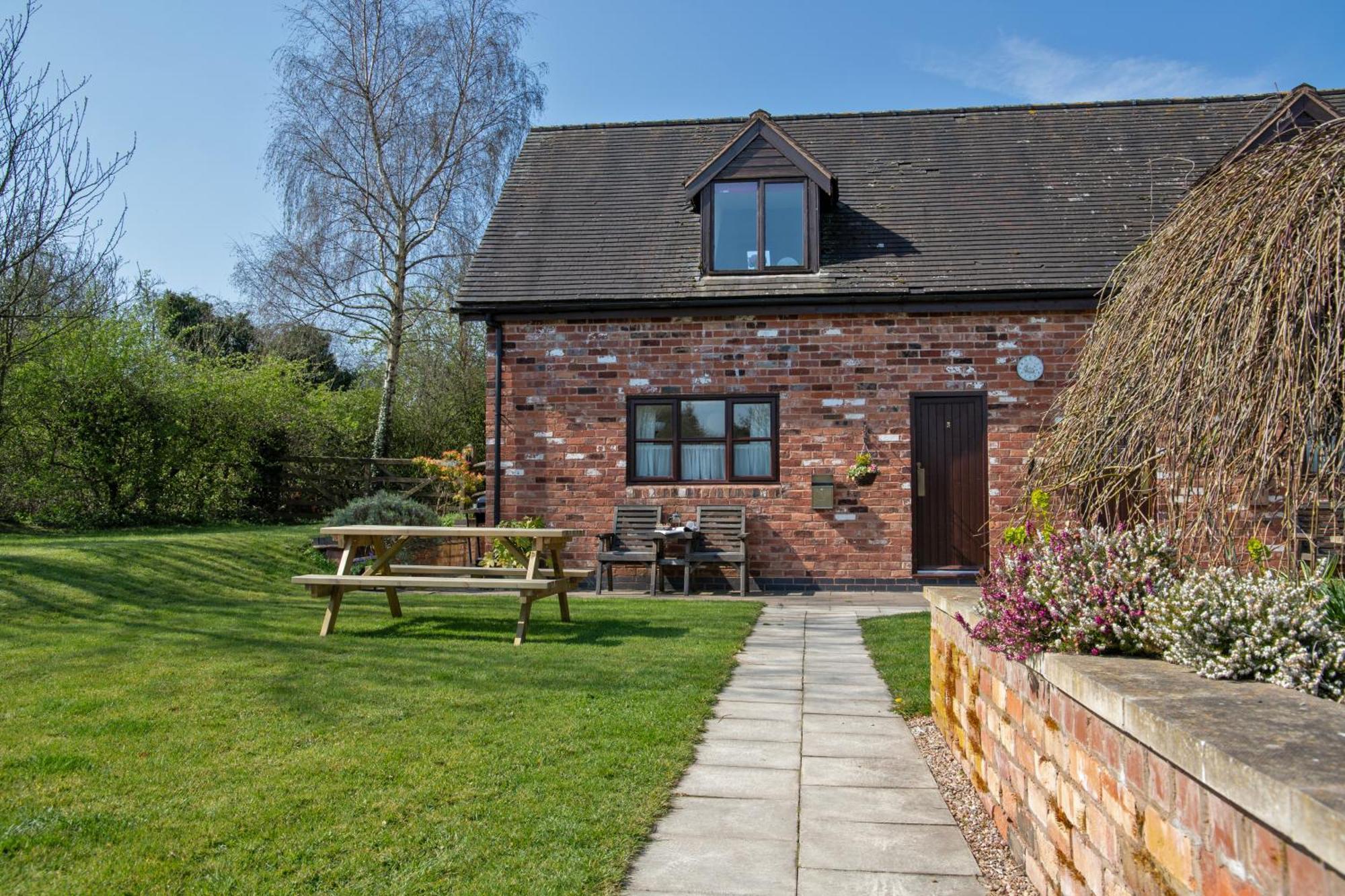 Charlie'S Cottage With Alpacas And 7Mins Drive To Alton Towers Denstone Exterior photo