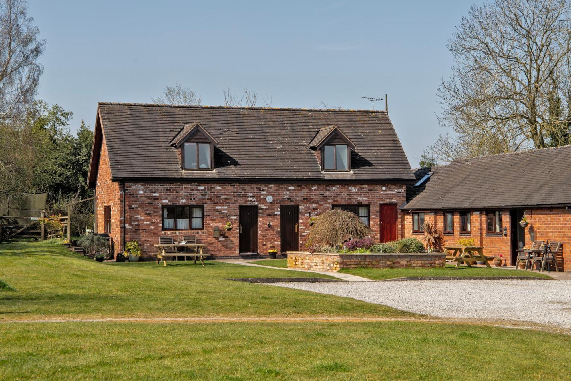 Charlie'S Cottage With Alpacas And 7Mins Drive To Alton Towers Denstone Exterior photo