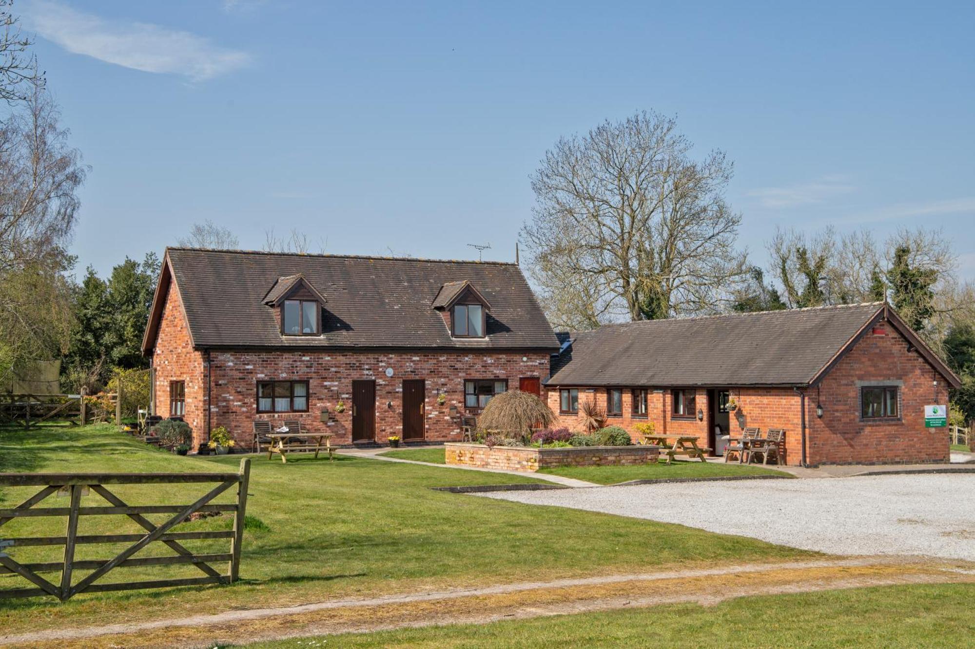 Charlie'S Cottage With Alpacas And 7Mins Drive To Alton Towers Denstone Exterior photo