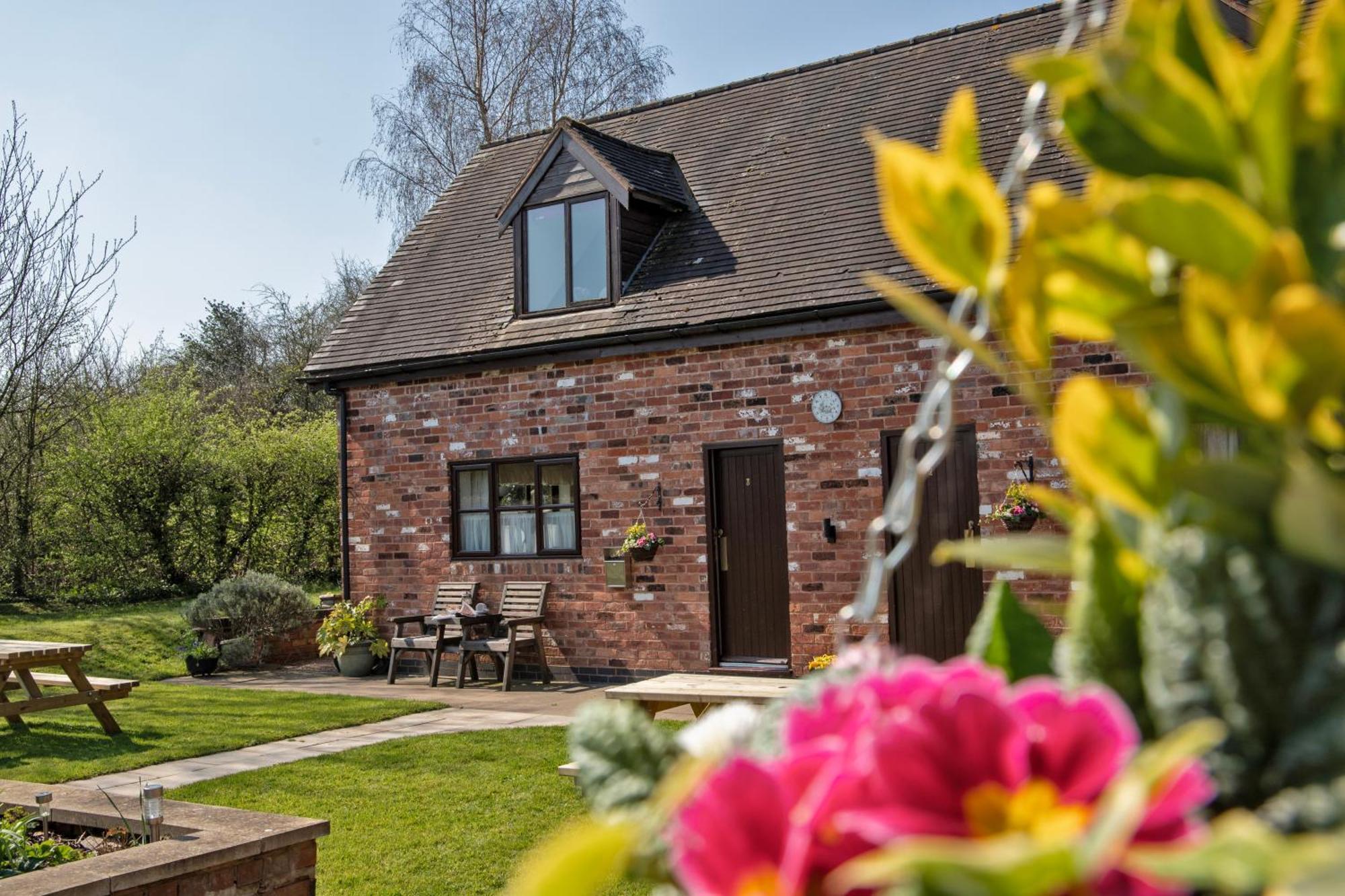 Charlie'S Cottage With Alpacas And 7Mins Drive To Alton Towers Denstone Exterior photo