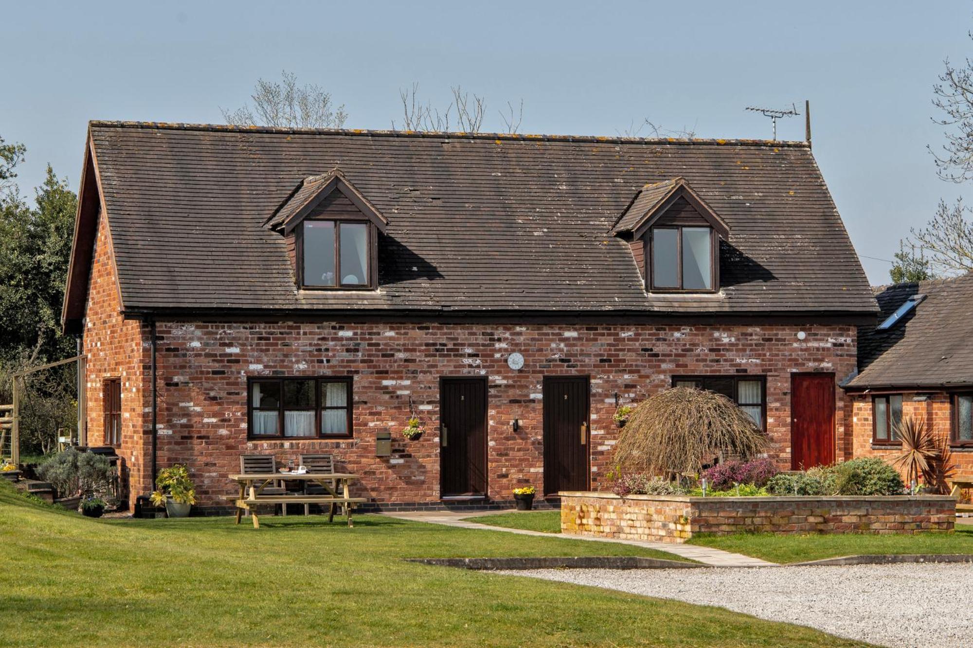 Charlie'S Cottage With Alpacas And 7Mins Drive To Alton Towers Denstone Exterior photo